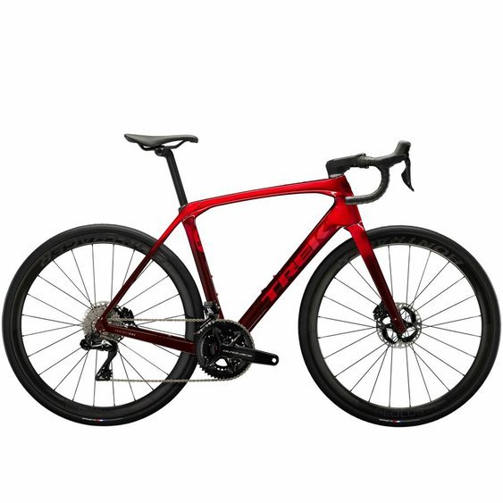 /images/2025_TREK/Bicykel_TREK_Domane_SLR9_Gen4_MetallicRedSmokeToRedCarbonSmoke_1.jpg