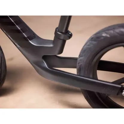 images/2026_GIANT/Karbonove odrazadlo GIANT PRE black_12.webp