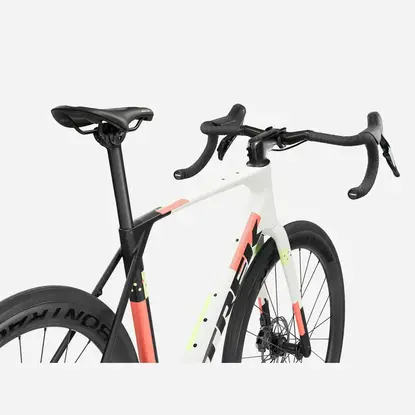 /images/2027_TREK/Cestny bicykel TREK Domane SL 6 AXS Gen 5 Matte Era White Deep Smoke 2027_4.webp